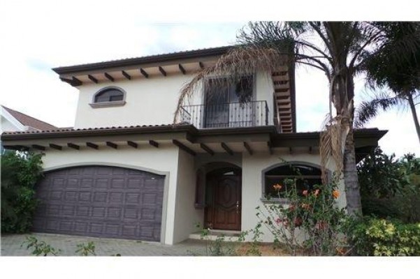 Beautiful two level home in Santa Ana : Se Alquila Casa en Santa Ana